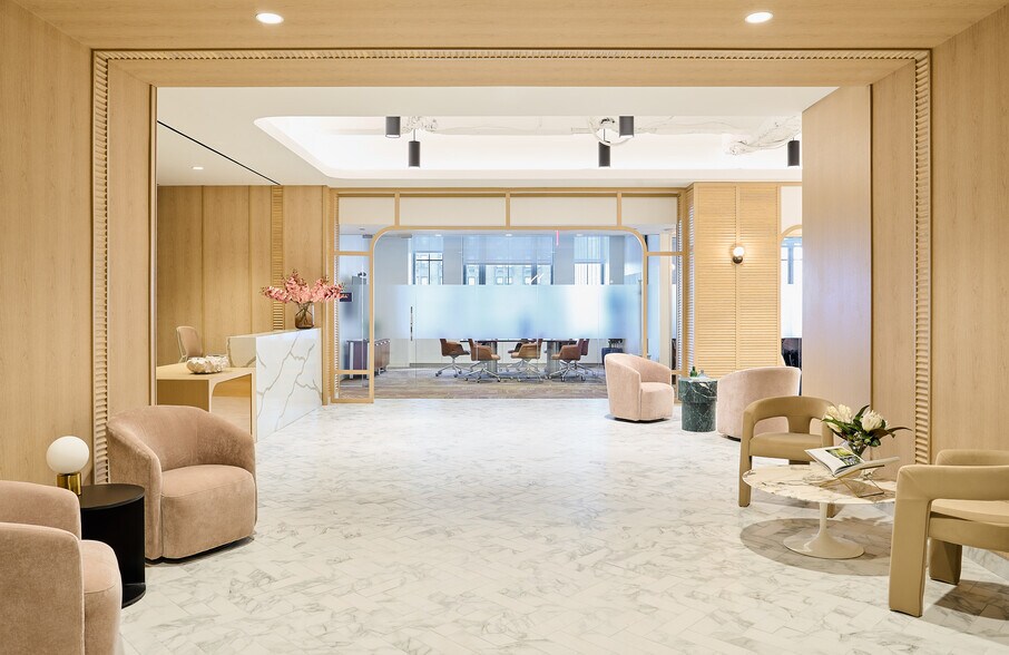 745 Fifth Ave, New York, NY à louer - Photo de l’immeuble – Image 3 sur 13