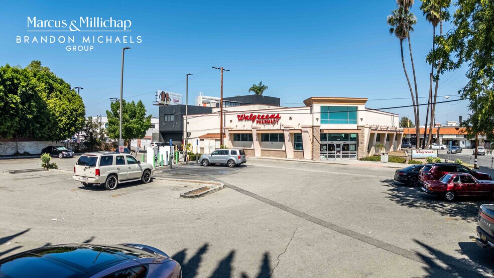 18568 Ventura Blvd, Tarzana, CA à vendre - Photo de l’immeuble – Image 2 sur 12