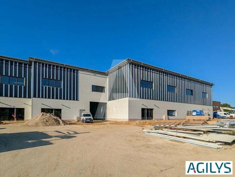 Local d'activités dans Ollainville à vendre - Photo de l’immeuble – Image 1 sur 4