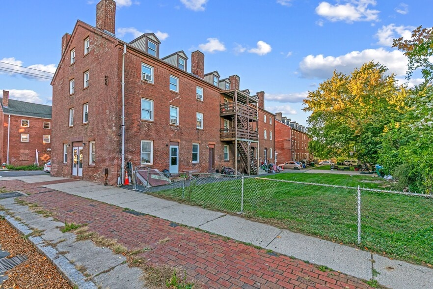 The Cabotville Portfolio portefeuille de 3 biens à vendre sur LoopNet.fr - Photo de l’immeuble – Image 2 sur 11