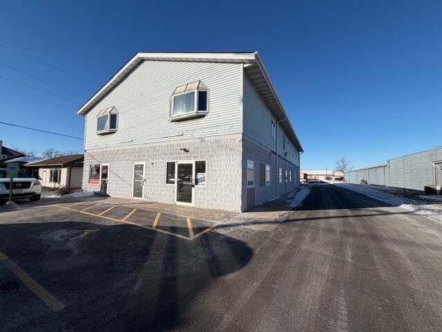 S30W24670 Sunset Dr, Waukesha, WI à louer Photo principale– Image 1 sur 2