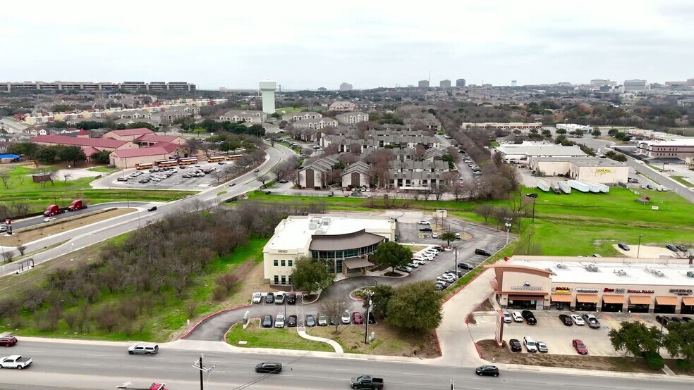 9910 Huebner Rd, San Antonio, TX à louer - Vidéo sur l’annonce professionnelle – Image 2 sur 25