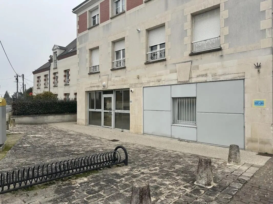 Local commercial dans Saint-Denis-en-Val à louer Photo de l’immeuble– Image 1 sur 2