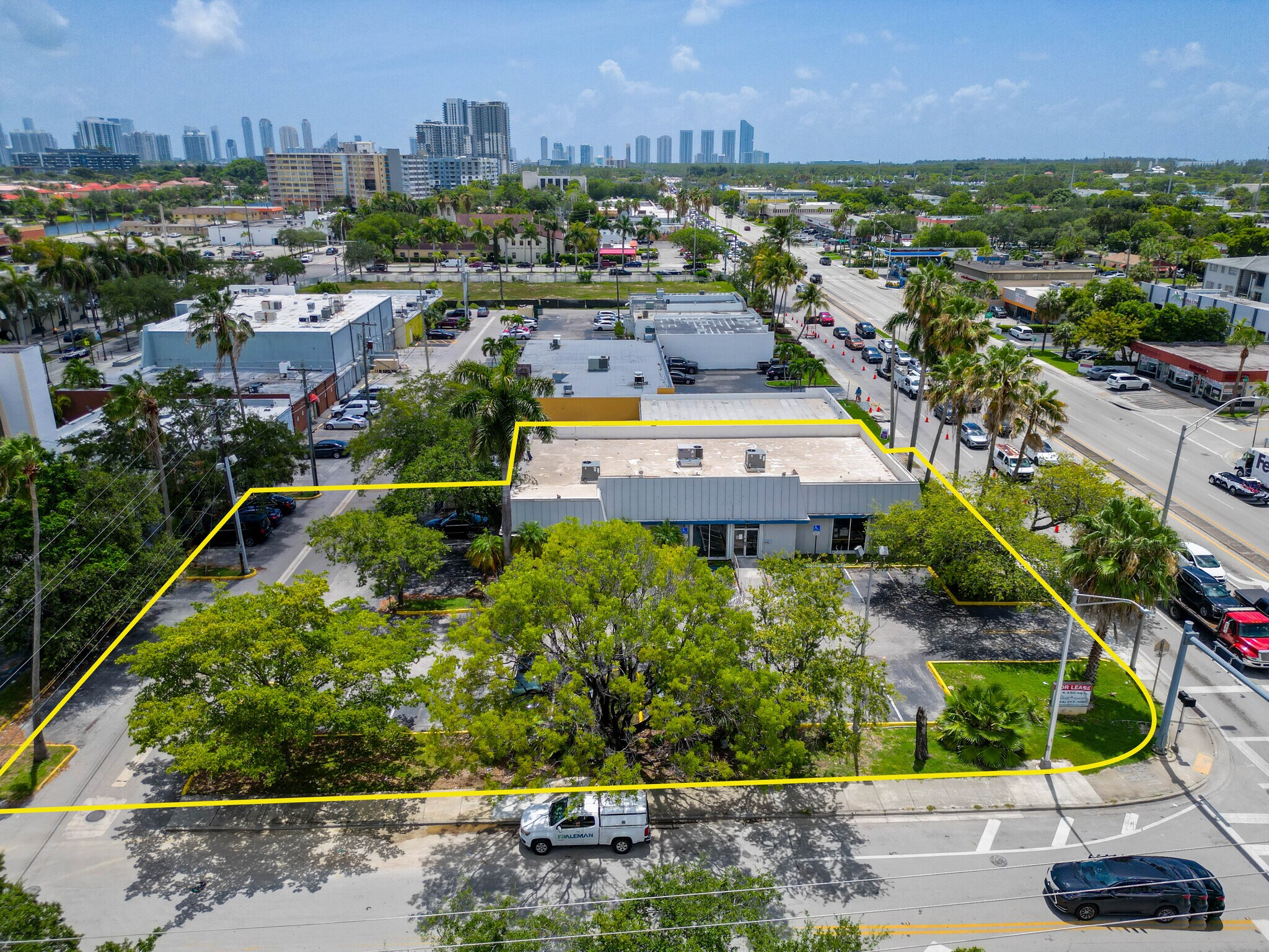 1813 NE 163rd St, North Miami Beach, FL à louer Photo principale– Image 1 sur 21