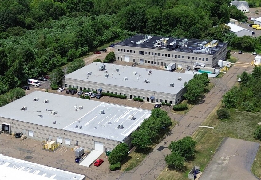 34 E Industrial Rd, Branford, CT à louer - Photo de l’immeuble – Image 2 sur 21