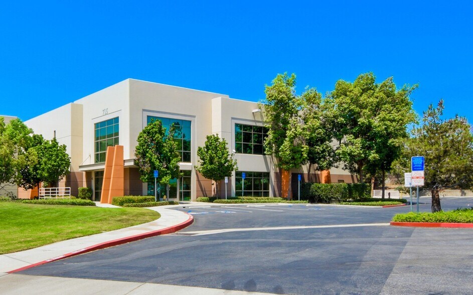 705 Challenger St, Brea, CA à louer - Photo de l’immeuble – Image 1 sur 6