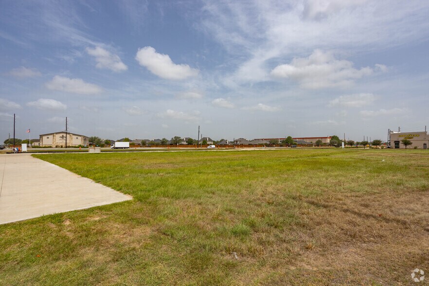 FM 1463 And Crossover Rd, Katy, TX à louer - Photo de l’immeuble – Image 3 sur 4