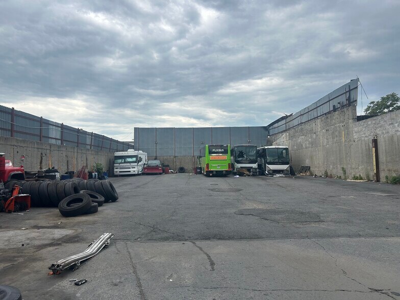 252 Maspeth Ave, Brooklyn, NY à louer - Photo de l’immeuble – Image 3 sur 7