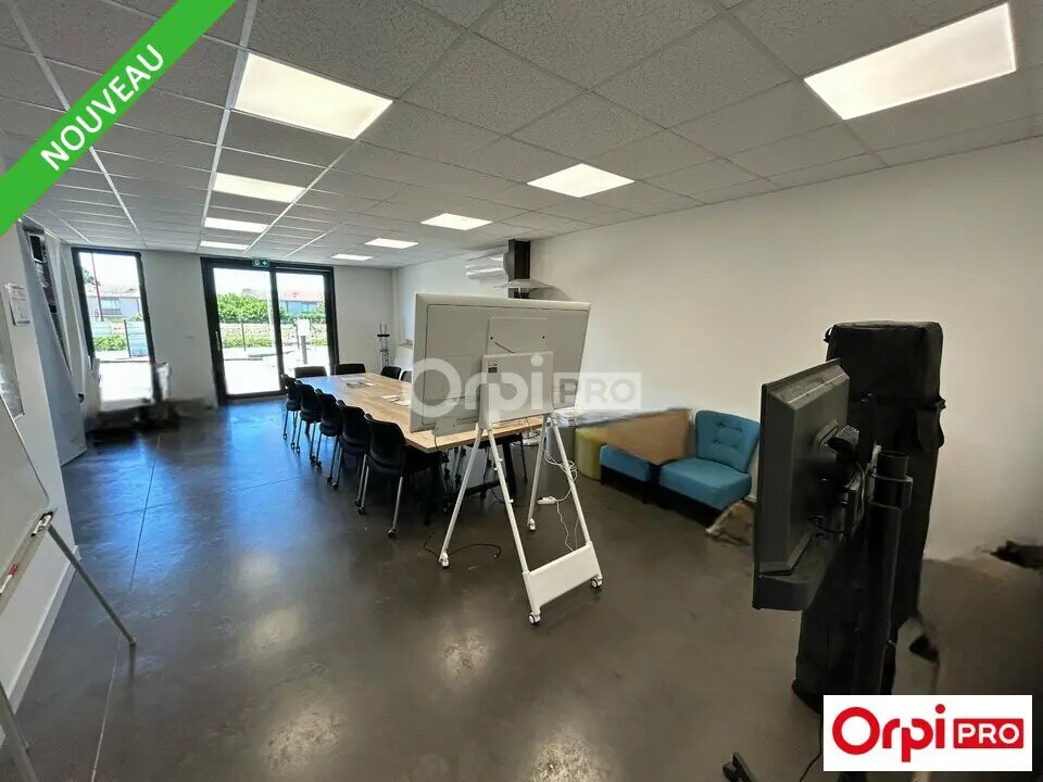 Bureau dans Mours-Saint-Eusèbe à louer Photo de l’immeuble– Image 1 sur 4