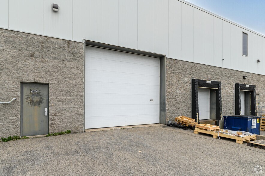 9251-9283 Rue Thimens, Montréal, QC à vendre - Photo de l’immeuble – Image 3 sur 6