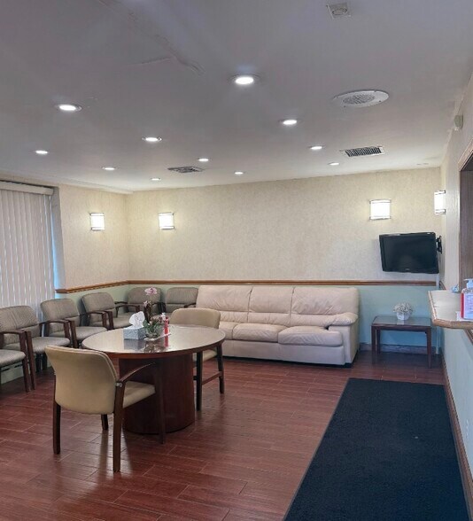 72-41 Grand Ave, Flushing, NY à louer - Photo de l’immeuble – Image 3 sur 14