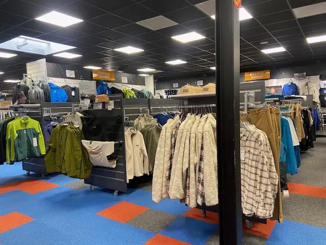 Local commercial dans Saint-Priest à louer - Photo de l’immeuble – Image 2 sur 4