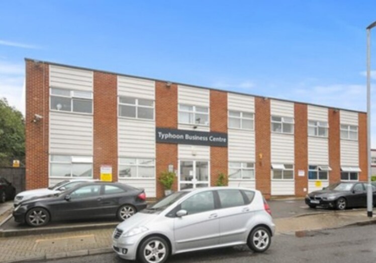 Oakcroft Rd, Chessington à louer - Photo de l’immeuble – Image 2 sur 5