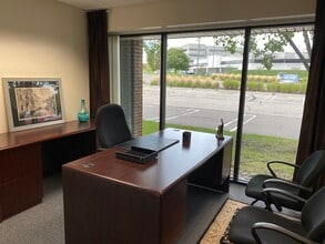 39111 W 6 Mile Rd, Livonia, MI à louer Photo intérieure– Image 1 sur 1