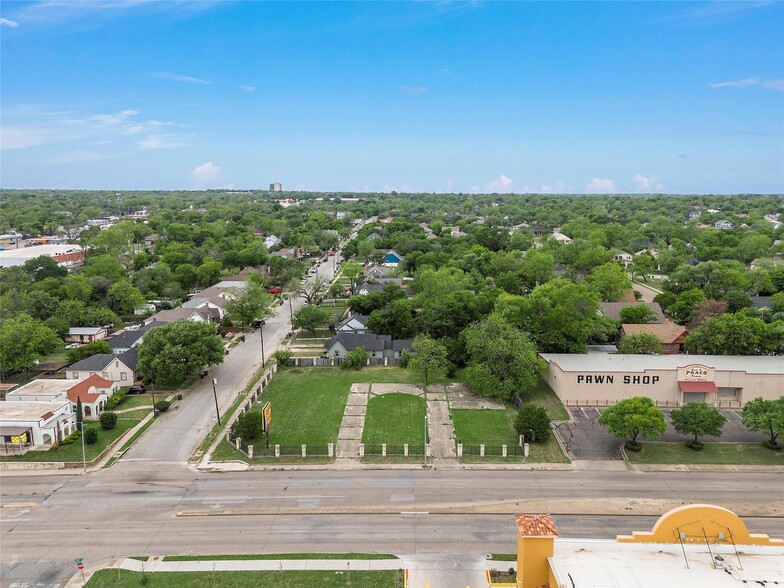 2217 W Waco, Waco, TX à vendre - Photo de l’immeuble – Image 3 sur 4