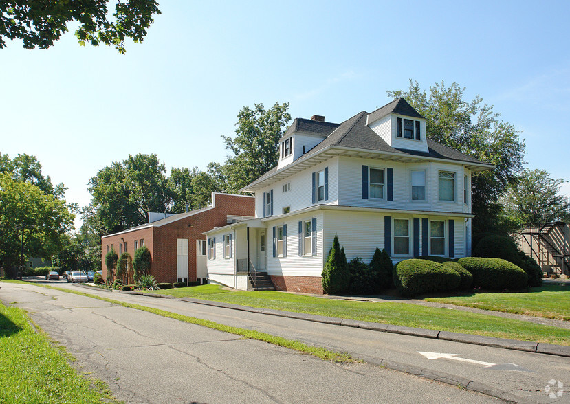 71 Park Ave, West Springfield, MA à louer - Photo principale – Image 3 sur 11