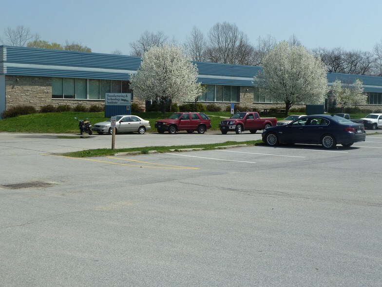 59-71 Page Park Dr, Poughkeepsie, NY à louer - Photo de l’immeuble – Image 1 sur 3