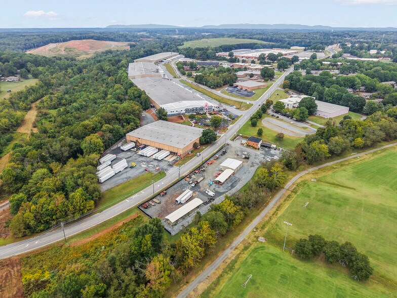 4715 Bethania Station Rd, Winston-Salem, NC à vendre - Photo de l’immeuble – Image 2 sur 18