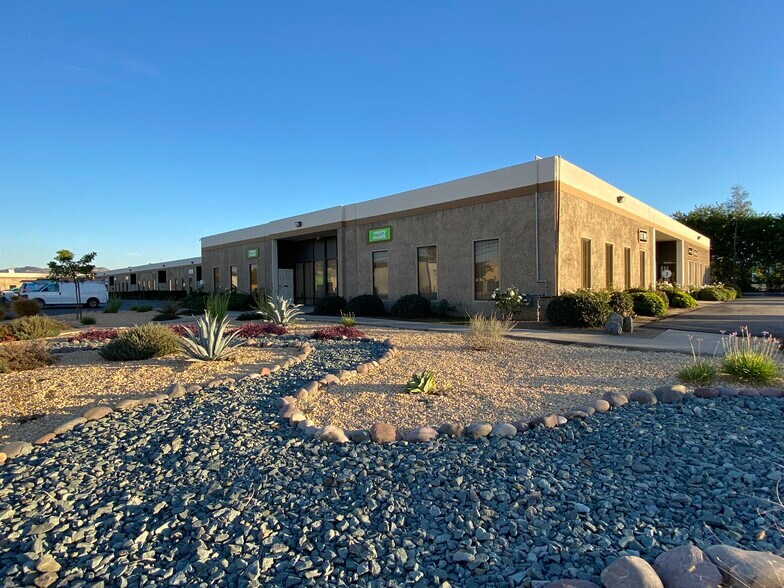 409-493 Vernon Way, El Cajon, CA à louer - Photo de l’immeuble – Image 3 sur 5