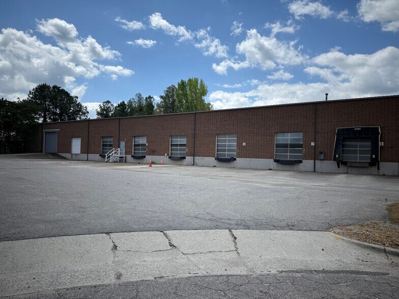 2400 Alwin Ct, Raleigh, NC à louer - Photo de l’immeuble – Image 2 sur 7