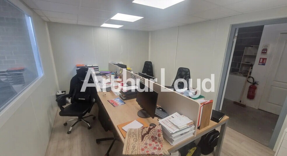 Local d’activités dans Mondeville à louer - Photo de l’immeuble – Image 3 sur 5