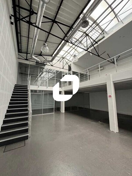 Local d’activités dans Nanterre à louer - Photo de l’immeuble – Image 2 sur 21