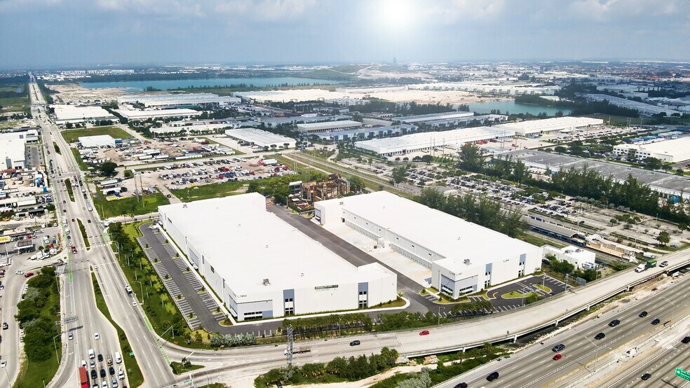 7400 NW 79th Ave, Medley, FL à louer - Photo de l’immeuble – Image 2 sur 12