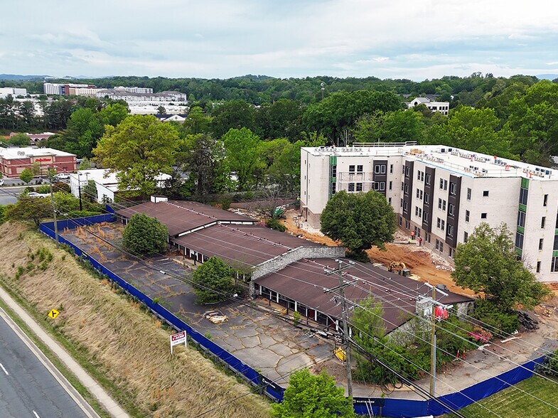 405 Premier Cir, Charlottesville, VA à vendre - Photo de l’immeuble – Image 3 sur 4