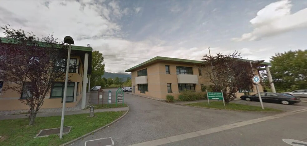 Local d'activités dans Saint-Genis-Pouilly à vendre - Photo de l’immeuble – Image 2 sur 13