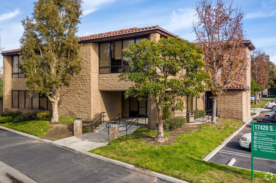 637 E Albertoni St, Carson, CA à louer - Photo de l’immeuble – Image 1 sur 12
