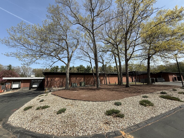 50 Tower Ln, Avon, CT à louer - Photo de l’immeuble – Image 1 sur 18