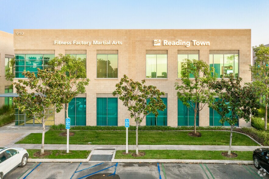910 Roosevelt Ave, Irvine, CA à louer - Photo de l’immeuble – Image 3 sur 6