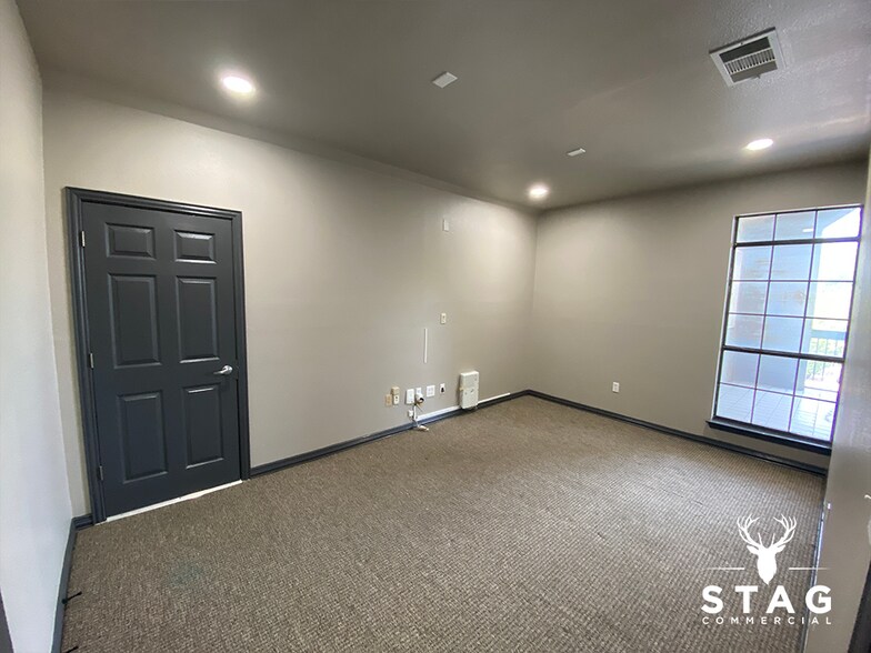 525 S Carroll Blvd, Denton, TX à louer - Photo de l’immeuble – Image 2 sur 7
