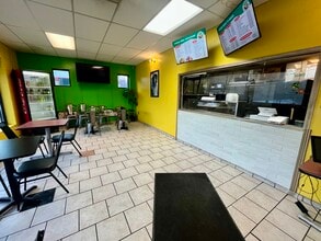 1233 Larpenteur Ave W, Roseville, MN à louer Photo intérieure– Image 2 sur 2