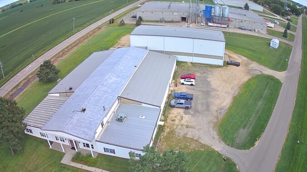 210 New Factory Rd, Sharon, WI à louer - Photo de l’immeuble – Image 2 sur 11