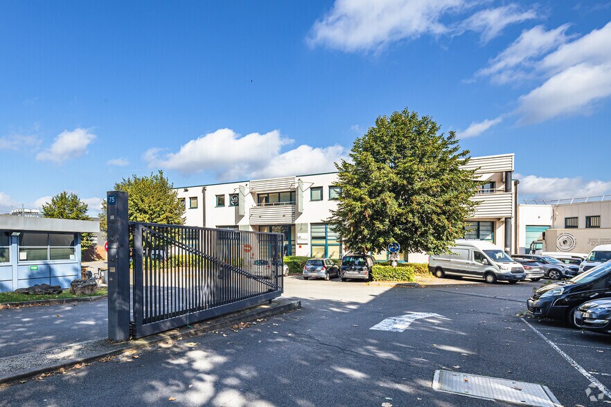 Local d’activités dans La Courneuve à louer - Photo de l’immeuble – Image 1 sur 5