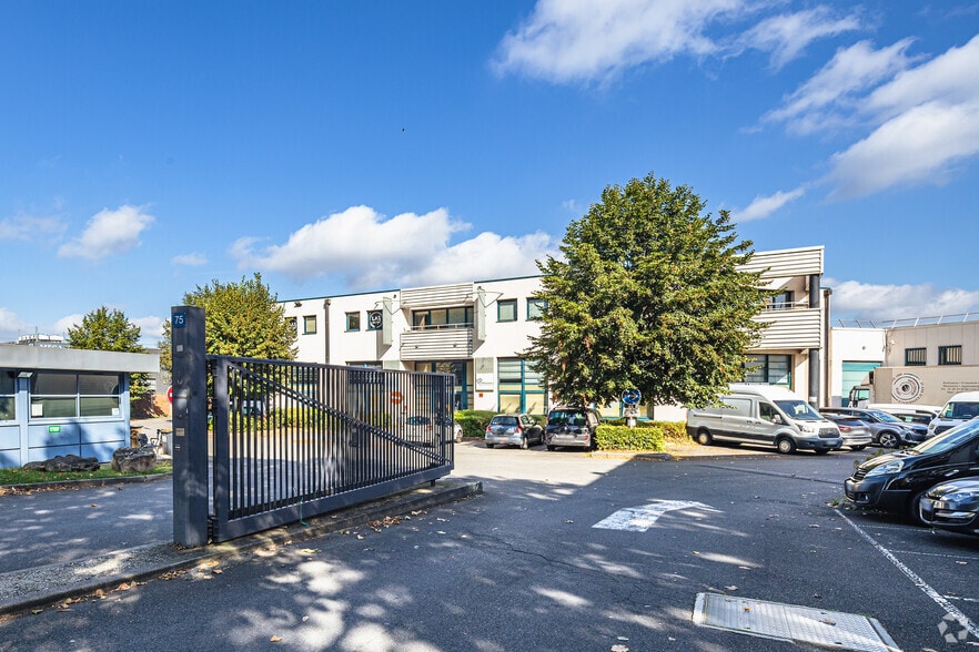 Local d’activités dans La Courneuve à louer - Photo principale – Image 1 sur 5
