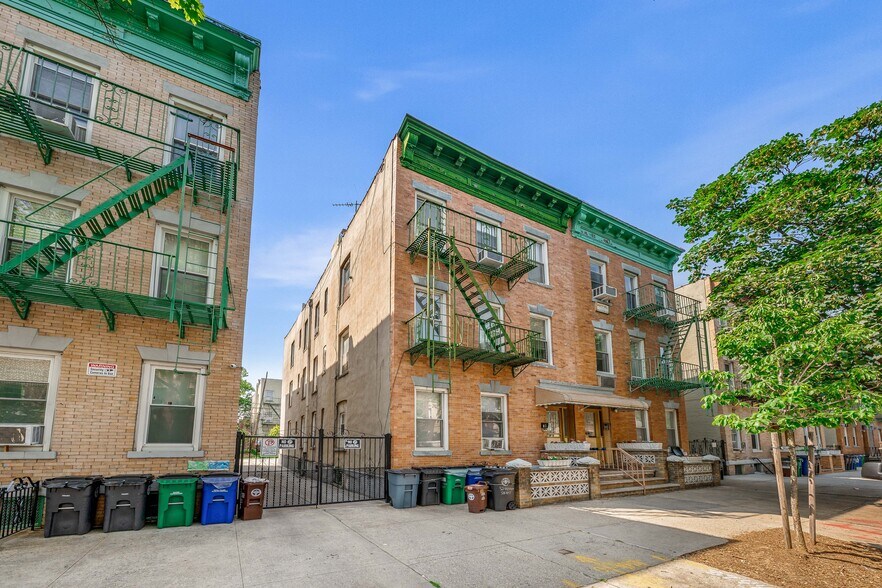 3234 44th St, Long Island City, NY à vendre - Photo de l’immeuble – Image 1 sur 2
