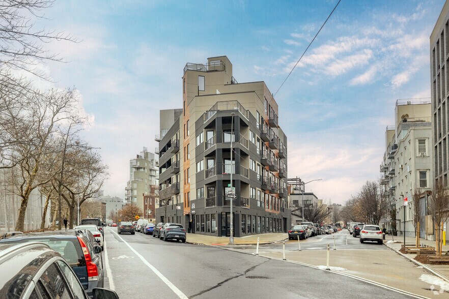 494 Manhattan Ave, Brooklyn, NY à louer - Photo de l’immeuble – Image 2 sur 5
