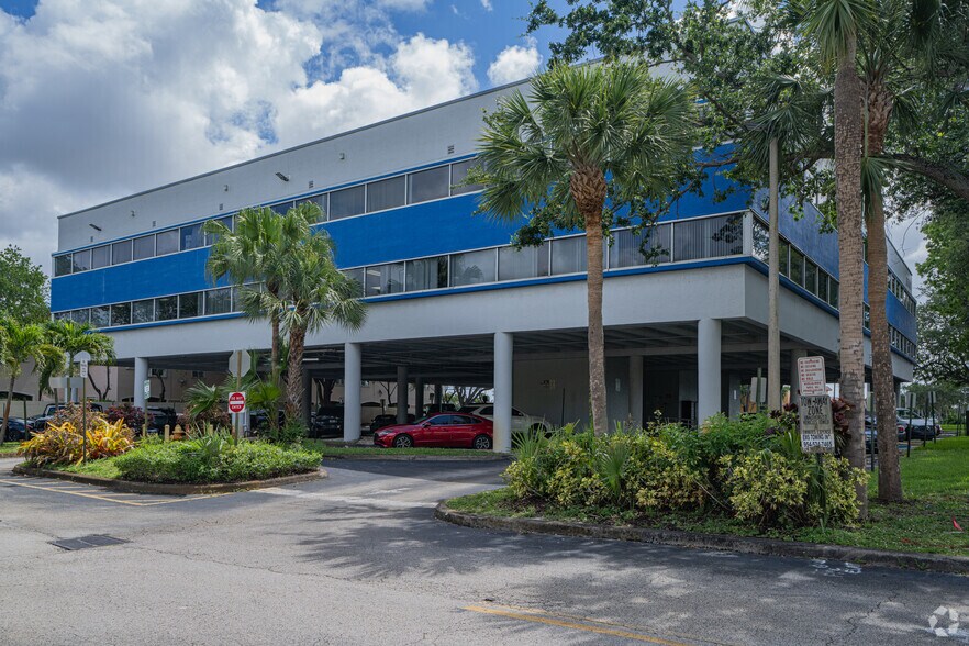 5701 NW 88th Ave, Tamarac, FL à louer - Photo de l’immeuble – Image 1 sur 12