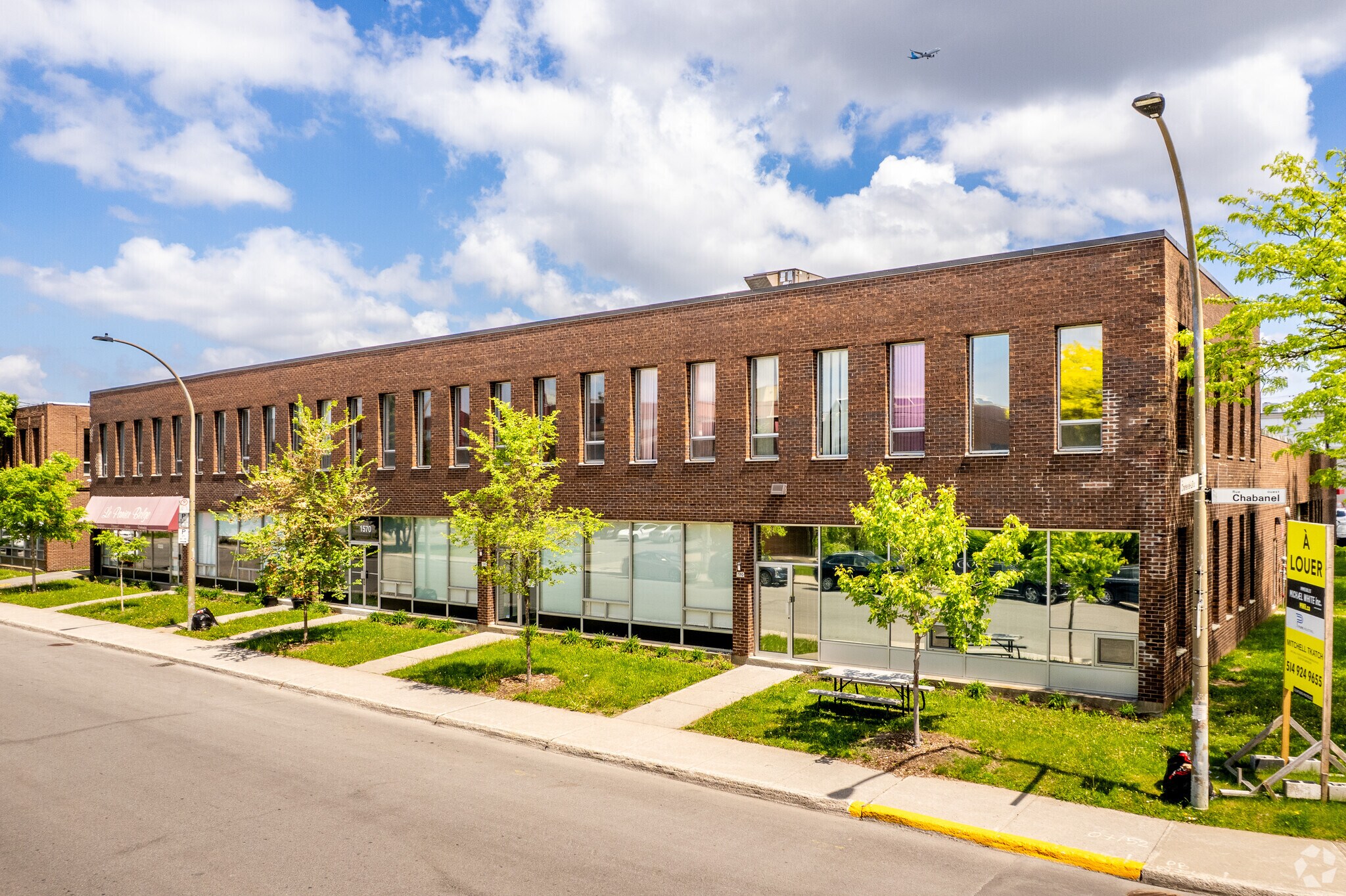 1550-1590 Rue Chabanel O, Montréal, QC à louer Photo de l’immeuble– Image 1 sur 4