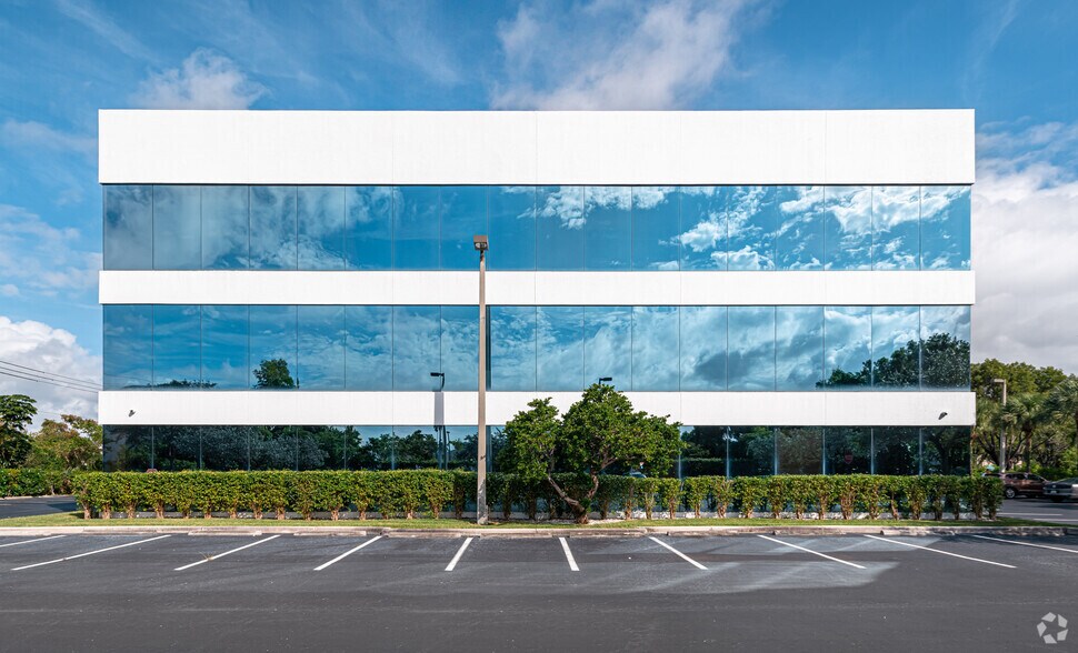 1000 NW 65th St, Fort Lauderdale, FL à louer - Photo de l’immeuble – Image 3 sur 34