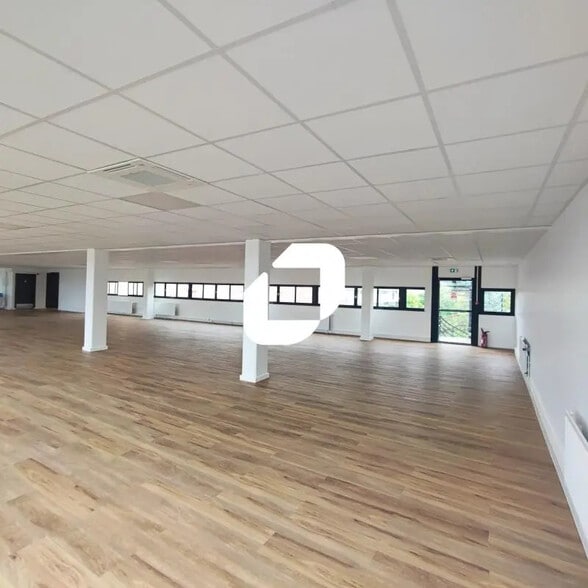 Local d’activités dans Champigny-sur-Marne à louer - Photo de l’immeuble – Image 3 sur 10