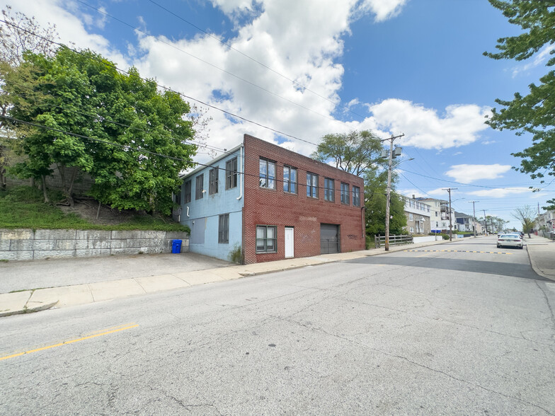 325 Illinois St, Central Falls, RI à vendre - Photo de l’immeuble – Image 2 sur 27