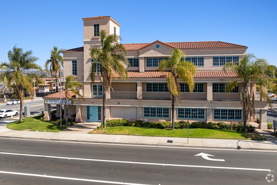 2301 E Daily Dr, Camarillo, CA à louer - Photo de l’immeuble – Image 2 sur 8