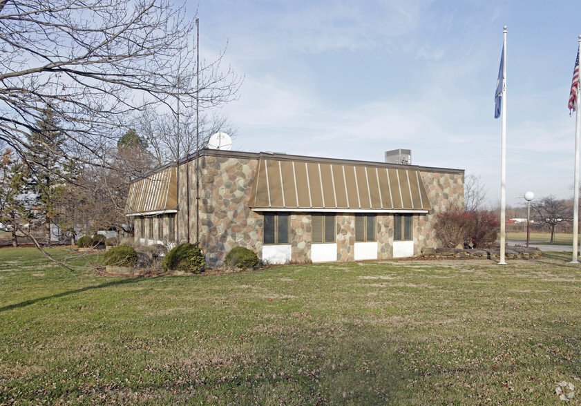 46850 Grand River Ave, Novi, MI à louer - Photo principale – Image 1 sur 5