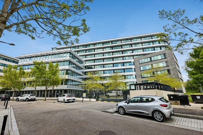 Plus de détails pour 8 Avenue De Lunca, Montigny-le-Bretonneux - Bureau à louer