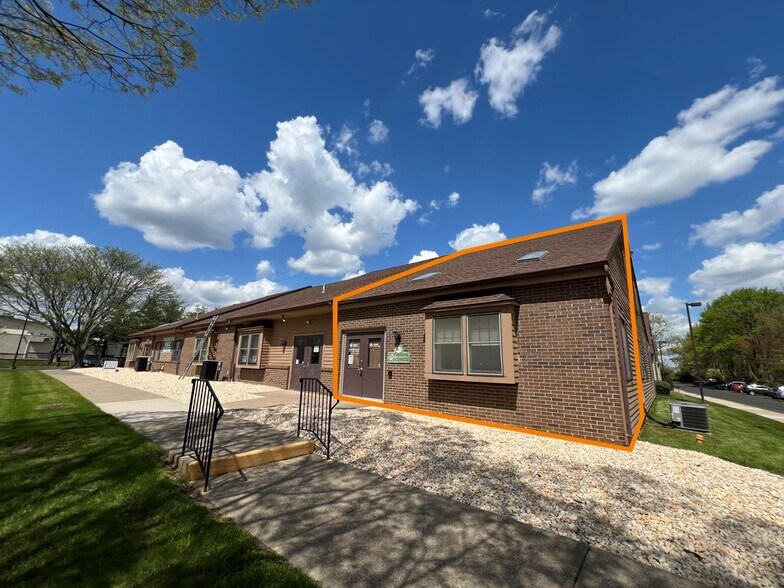 1609 Woodbourne Rd, Levittown, PA à vendre - Photo de l’immeuble – Image 2 sur 8