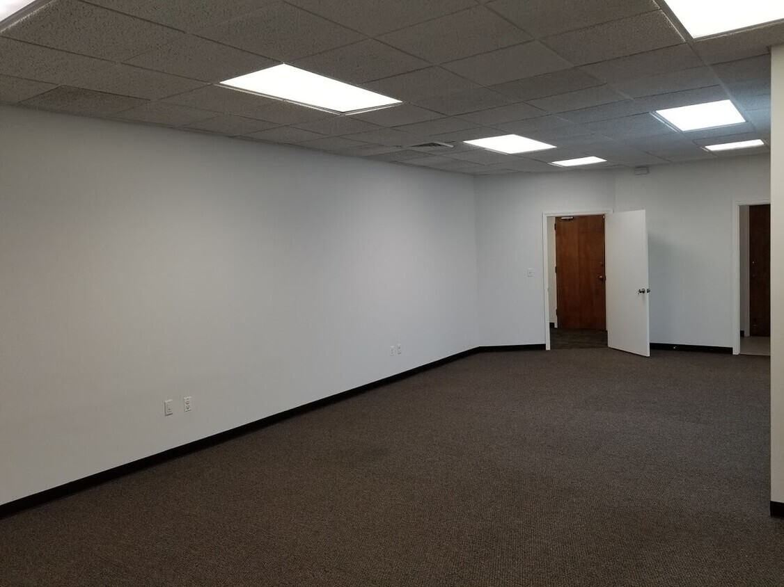 240 Plandome Rd, Manhasset, NY à louer Photo intérieure– Image 1 sur 2