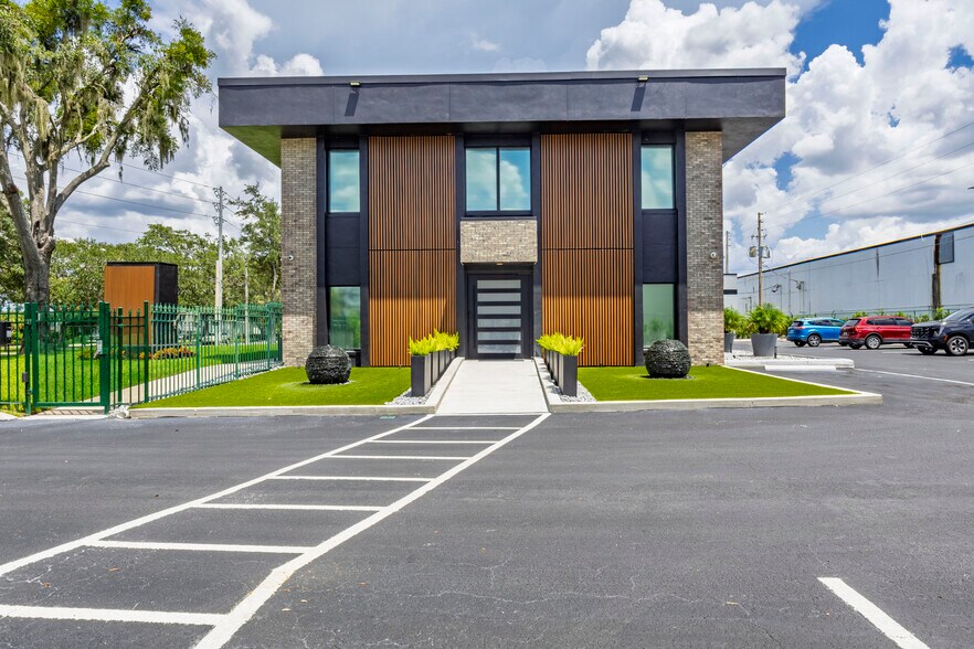 7335 Lake Ellenor Dr, Orlando, FL à vendre - Photo de l’immeuble – Image 3 sur 41
